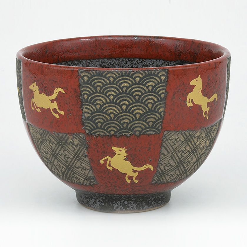 茶道具 抹茶茶碗（まっちゃちゃわん） 茶碗 市松 金馬紋 花月窯 干支 午（うま、馬） 抹茶茶碗は茶の湯文化である表千家・裏千家の茶道具や抹茶を専門に扱う千紀園（せんきえん）が通販で販売しています。茶会また初心者向けのお稽古用にご利用いただける抹茶碗です。贈り物・ギフトにも人気です。