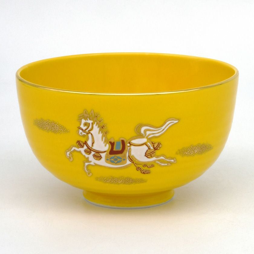 茶道具 抹茶茶碗（まっちゃちゃわん） 茶碗 黄釉 飛馬 宮地 英香 干支 午（うま、馬） 抹茶茶碗は茶の湯文化である表千家・裏千家の茶道具や抹茶を専門に扱う千紀園（せんきえん）が通販で販売しています。茶会また初心者向けのお稽古用にご利用いただける抹茶碗です。贈り物・ギフトにも人気です。