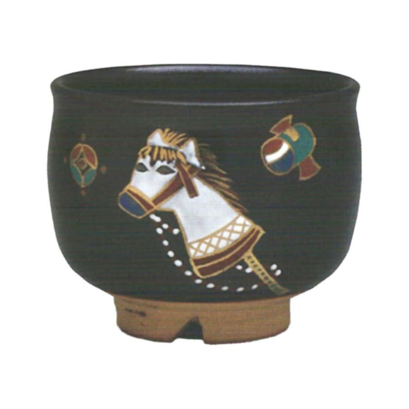 茶道具 抹茶茶碗（まっちゃちゃわん） 黒釉 馬玩具 茶碗 宇田 佐平 干支 午（うま、馬） 抹茶茶碗は茶の湯文化である表千家・裏千家の茶道具や抹茶を専門に扱う千紀園（せんきえん）が通販で販売しています。茶会また初心者向けのお稽古用にご利用いただける抹茶碗です。贈り物・ギフトにも人気です。