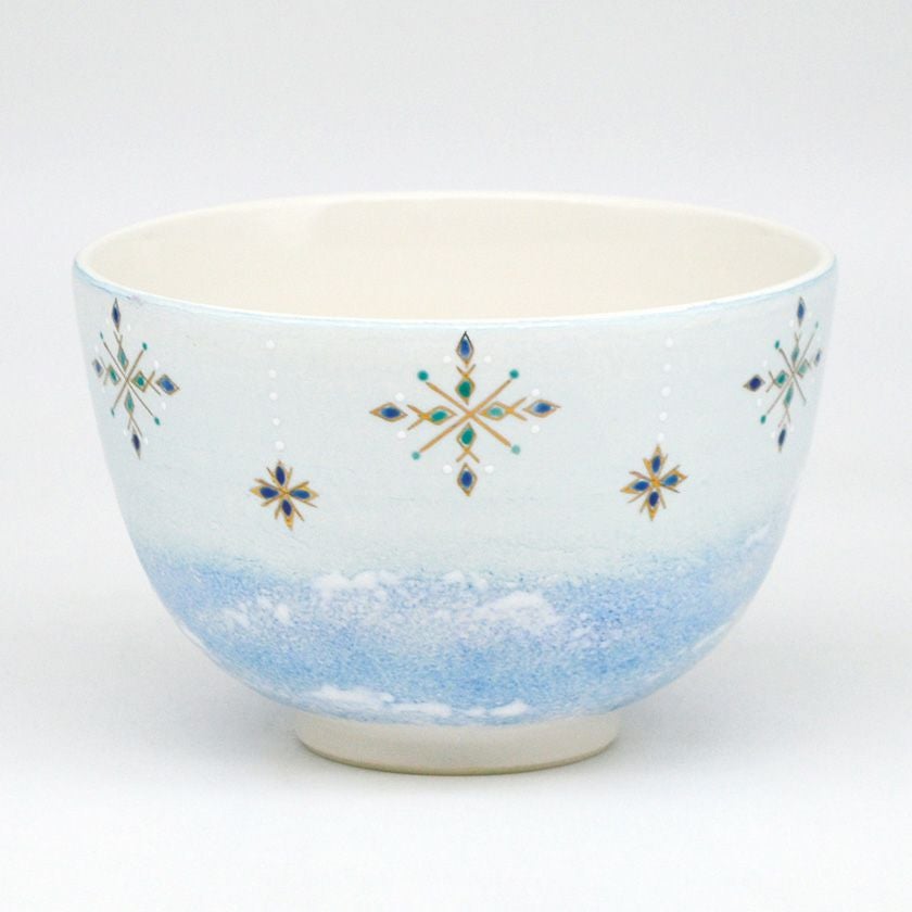茶道具 抹茶茶碗（まっちゃちゃわん） 茶碗 白釉 瓔珞 雪結晶 山岡 善高 クリスマス Xmas Christmas 聖誕節 抹茶茶碗は茶の湯文化である表千家・裏千家の茶道具や抹茶を専門に扱う千紀園（せんきえん）が通販で販売しています。茶会また初心者向けのお稽古用にご利用いただける抹茶碗です。贈り物・ギフトにも人気です。