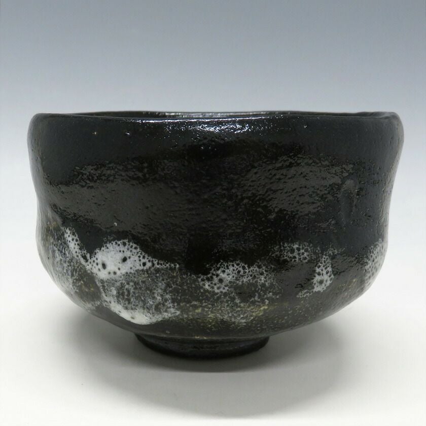 茶道具 楽茶碗（らくちゃわん） 道入「荒磯」写 黒楽茶碗 楽入窯 抹茶茶碗は茶の湯文化である表千家・裏千家の茶道具や抹茶を専門に扱う千紀園（せんきえん）が通販で販売しています。茶会また初心者向けのお稽古用にご利用いただける抹茶碗です。贈り物・ギフトにも人気です。