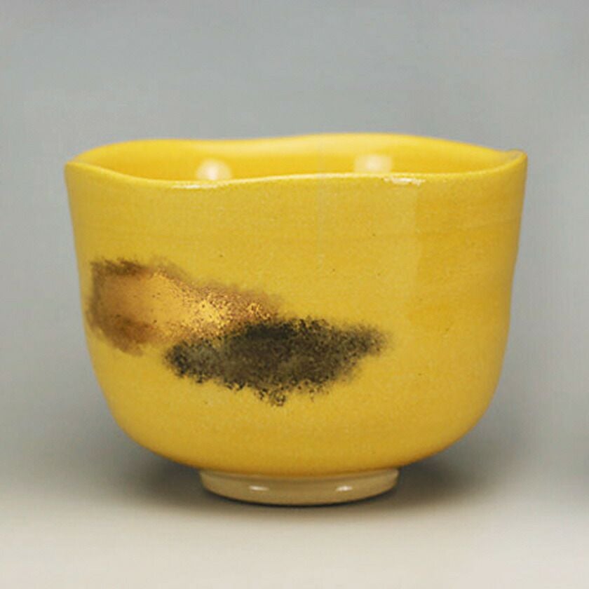 茶道具 抹茶茶碗（まっちゃちゃわん） 万能碗 たんぽぽ色 金銀彩 楽入窯 抹茶茶碗は茶の湯文化である表千家・裏千家の茶道具や抹茶を専門に扱う千紀園（せんきえん）が通販で販売しています。茶会また初心者向けのお稽古用にご利用いただける抹茶碗です。贈り物・ギフトにも人気です。